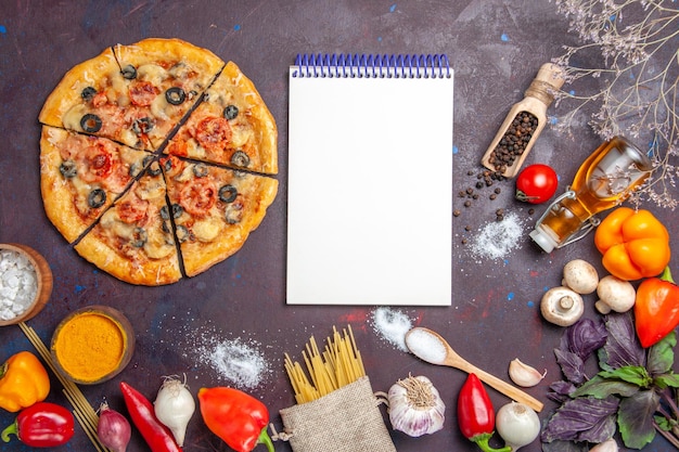 Vue de dessus pizza aux champignons en tranches pâte délicieuse avec des légumes frais sur la surface sombre pâte repas nourriture italienne cuire au four