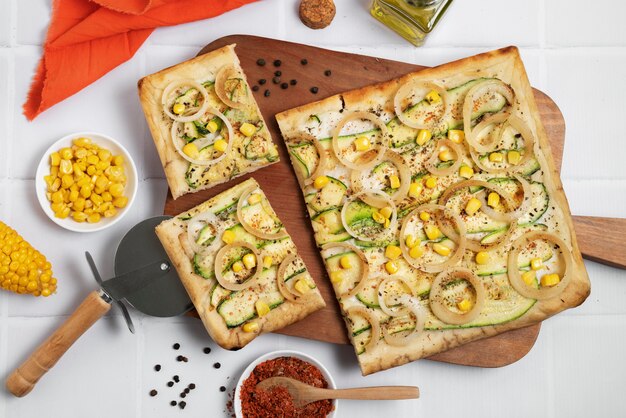 Vue de dessus pizza savoureuse sur planche de bois