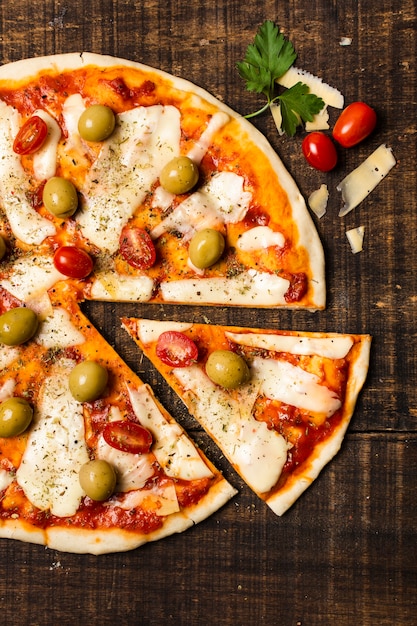 Photo gratuite vue de dessus de la pizza sur la table en bois