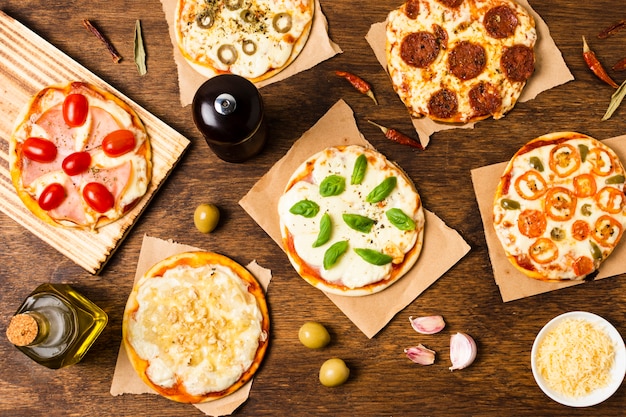 Vue de dessus de pizza sur une table en bois