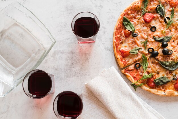 Vue de dessus pizza avec des verres de vigne