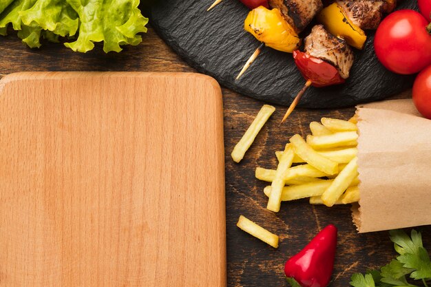 Vue de dessus de la planche à découper avec de délicieux kebab et frites