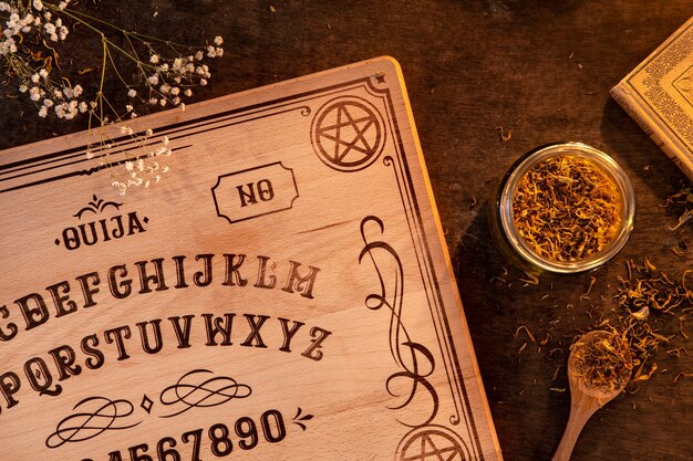 Vue de dessus planche ouija et épices