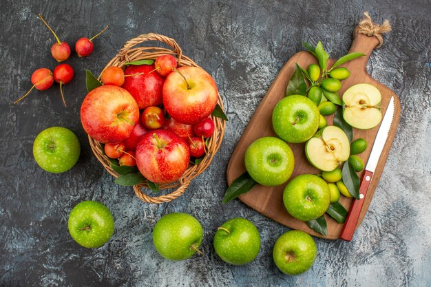 Vue de dessus de la planche de pommes au loin du panier de fruits appétissants pommes vertes