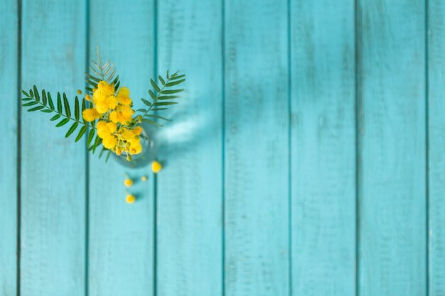 Vue de dessus de planches bleues avec des fleurs jaunes