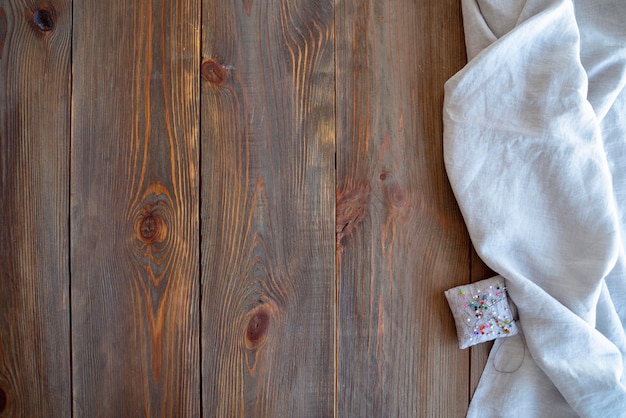 Vue de dessus des planches de vieux bois et tissu