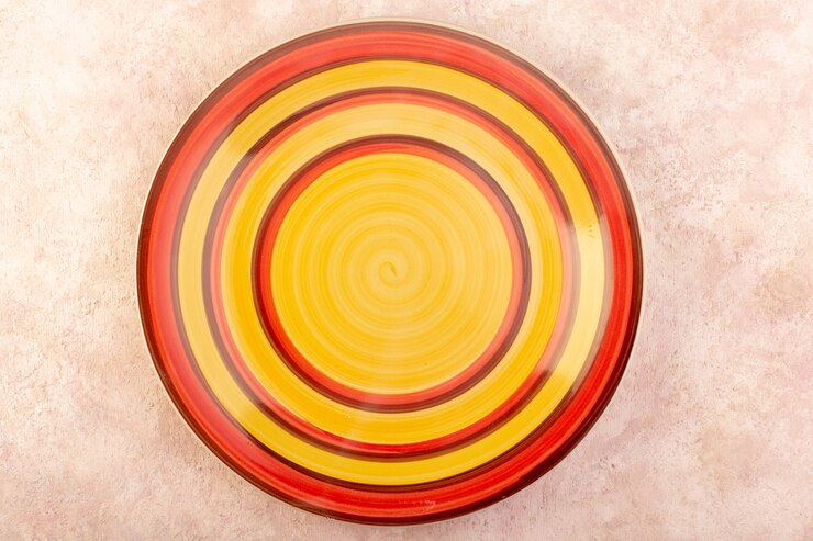 Photo gratuit une vue de dessus plaque ronde colorée en verre vide fait couleur de table de repas isolé