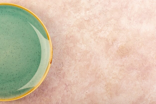 Une vue de dessus plaque ronde verte verre vide fait table de repas isolé