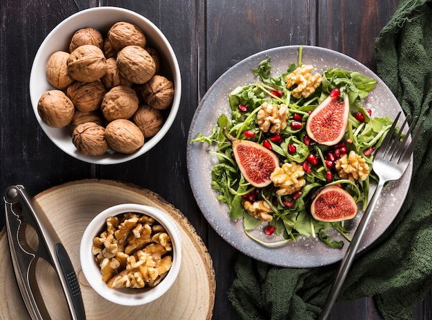 Vue de dessus de la plaque avec salade de figues et noix