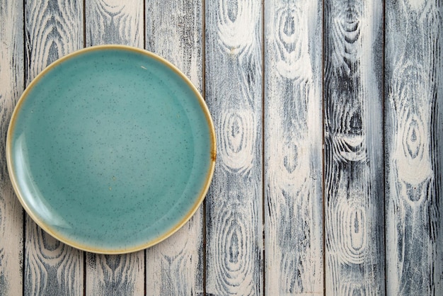 Vue de dessus plaque de verre vide vert ed sur la surface gris-rustique