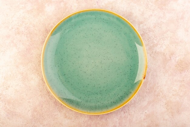 Une vue de dessus plaque verte vide en forme ronde table de repas isolé