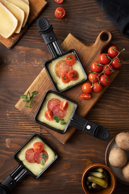 Vue de dessus plat délicieux avec des tomates