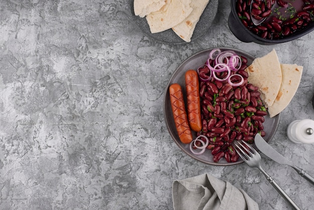 Vue de dessus plat de haricots savoureux avec des saucisses