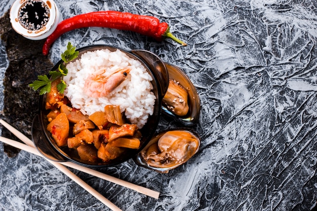 Vue de dessus de plat de riz et de crevettes