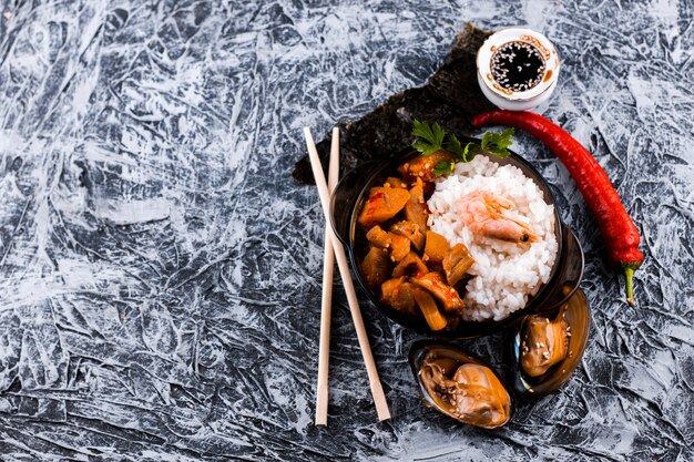 Vue de dessus plat de riz et fruits de mer avec espace de copie