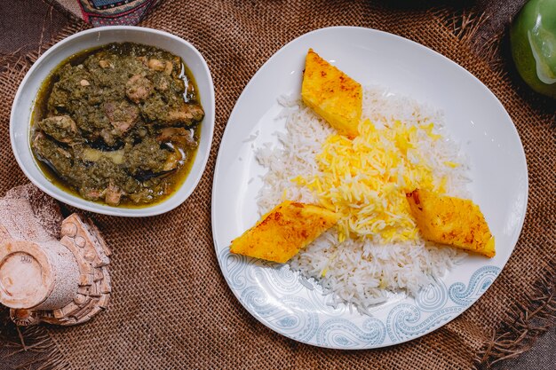 Vue de dessus un plat traditionnel azerbaïdjanais de la viande de pilaf syabzi avec des légumes verts et du riz