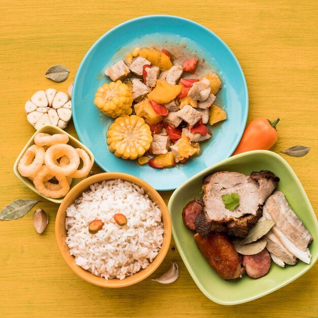 Vue de dessus plat de viande et de maïs