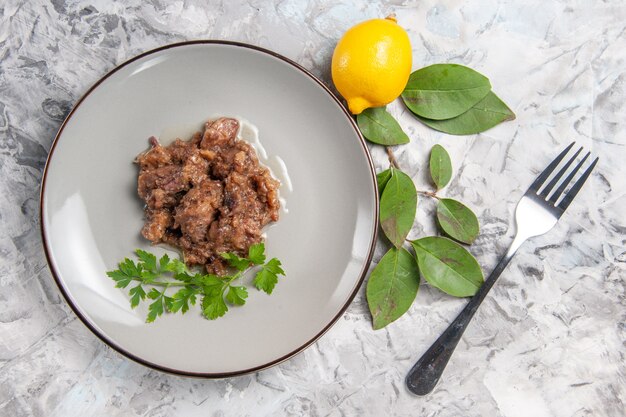 Vue de dessus plat de viande savoureux avec sauce sur table blanche dîner plat repas viande