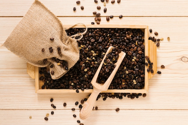 Vue de dessus d'un plateau en bois avec des grains de café