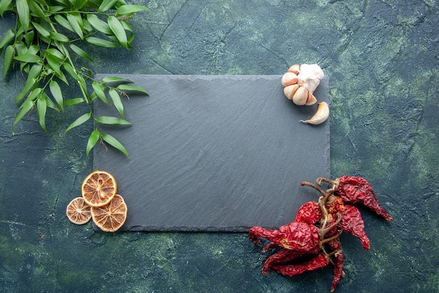 Vue de dessus plateau gris avec du poivre séché sur fond bleu foncé couleur photo cuisinier bleu cuisine fruits de mer bureau