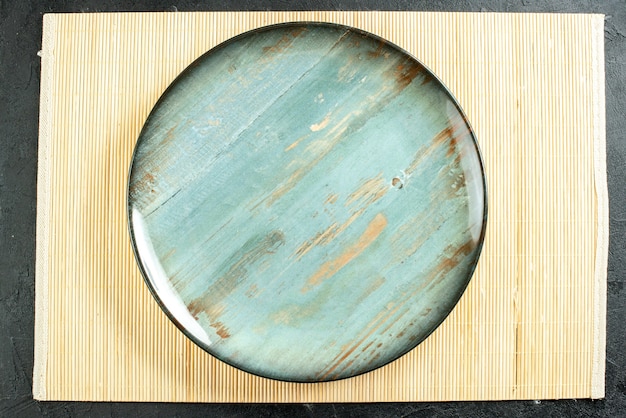 Vue de dessus plateau rond cyan conseil beige sur table noire