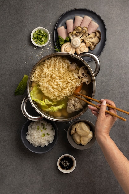 Photo gratuite vue de dessus sur les plats chauds