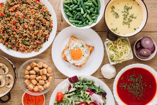 Vue de dessus des plats avec œuf au plat et soupe aux tomates