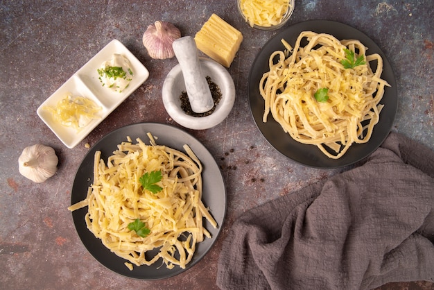 Vue de dessus des plats de pâtes avec garnitures