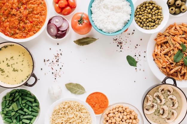 Vue de dessus des plats de pâtes et de riz avec espace copie