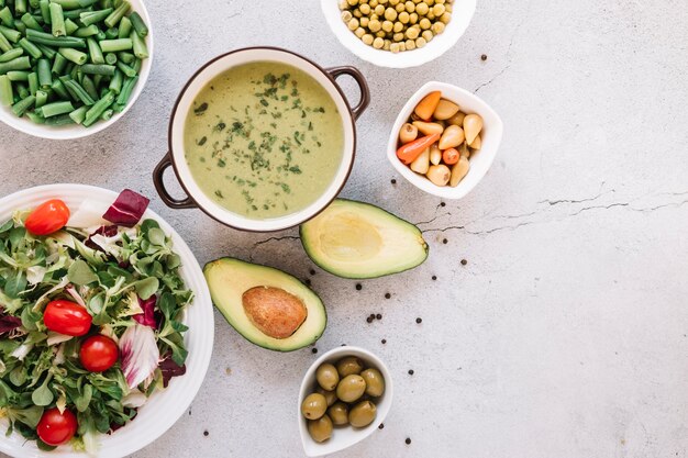 Vue de dessus des plats avec soupe et avocat