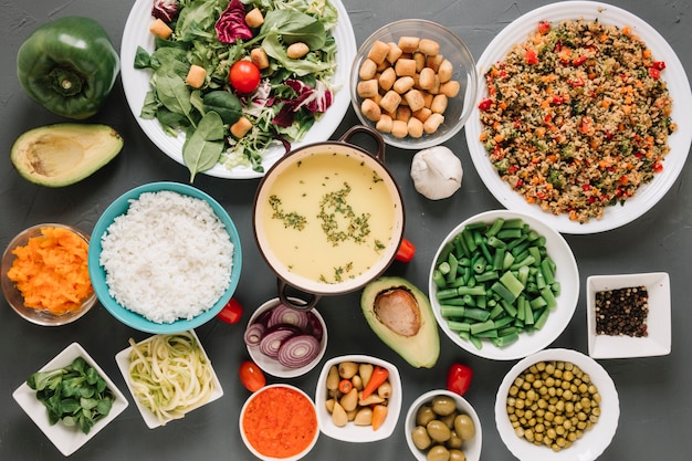 Vue de dessus des plats avec soupe et houmous