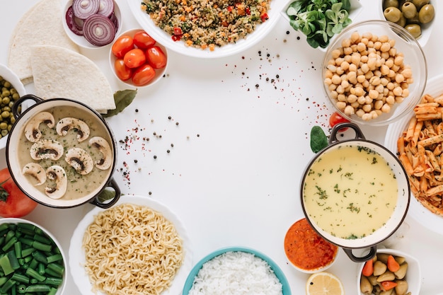 Photo gratuite vue de dessus des plats avec des soupes et copie espace