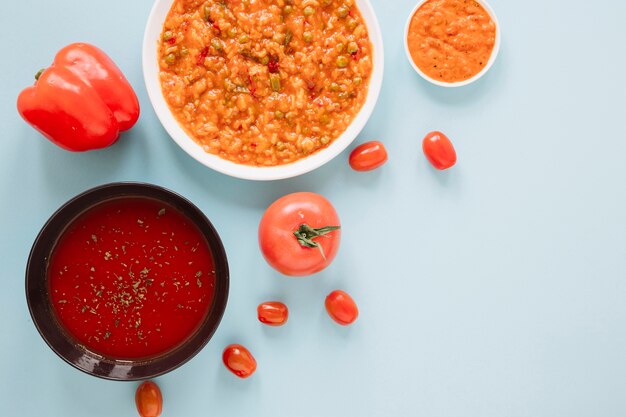 Vue de dessus des plats avec des tomates et du houmous