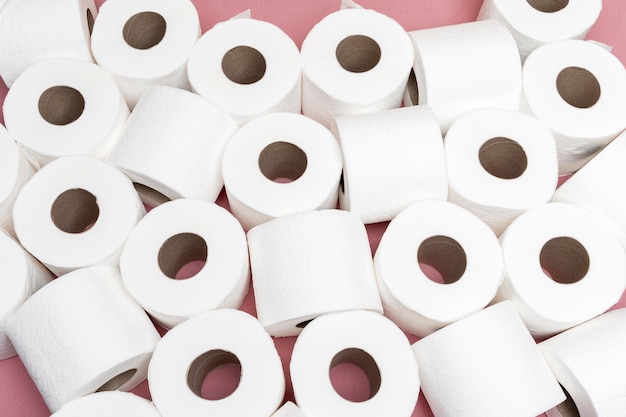 Vue de dessus de plusieurs rouleaux de papier toilette