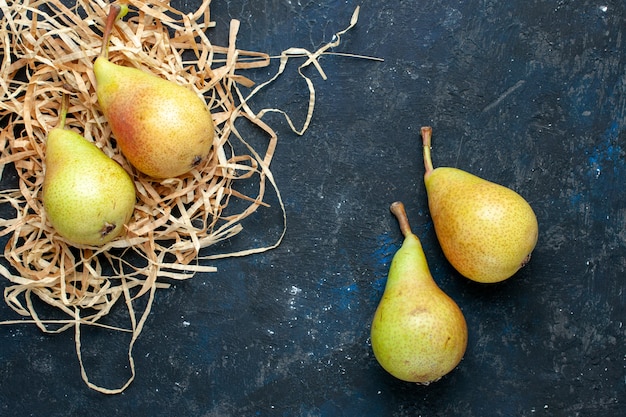 Photo gratuite vue de dessus de poires moelleuses fraîches, fruits mûrs et sucrés entiers sur un bureau gris foncé, santé des aliments doux