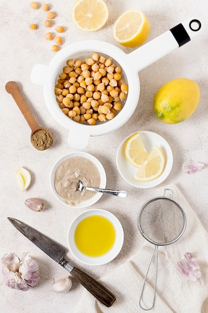 Vue de dessus de pois chiches au citron et à l'ail