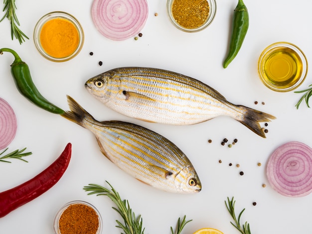 Photo gratuite vue de dessus des poissons frais aux épices