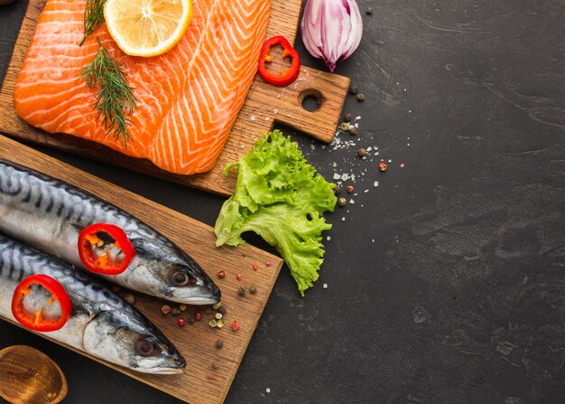 Vue de dessus des poissons sur planche de bois