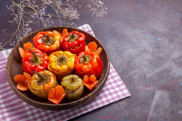 Vue de dessus poivrons cuits avec différents assaisonnements sur le bureau gris viande de bœuf dolma légume