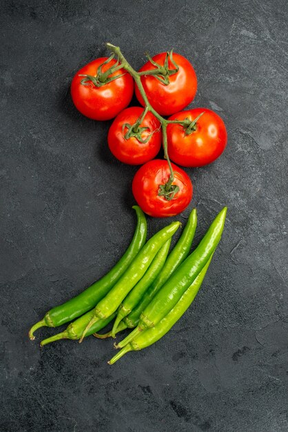 Vue de dessus poivrons épicés frais avec des tomates rouges