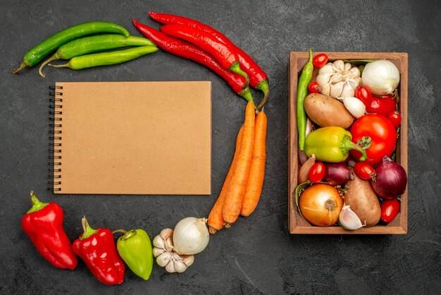 Vue de dessus poivrons épicés avec des haricots poulet et carotte sur la table de couleur sombre salade mûre