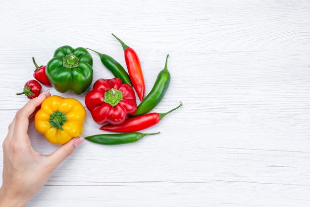 Vue de dessus des poivrons avec des poivrons épicés sur la lumière, des légumes épicés chauds repas crus