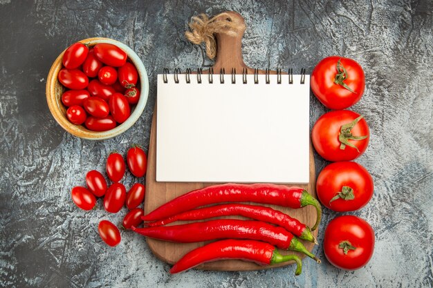 Vue de dessus poivrons rouges épicés avec des tomates fraîches