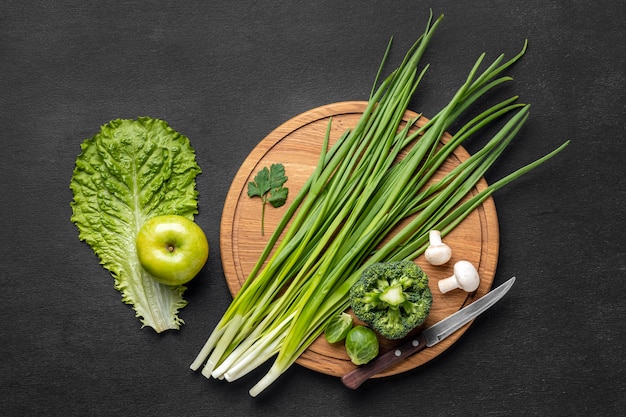 Photo gratuite vue de dessus de la pomme avec de la ciboulette et du brocoli