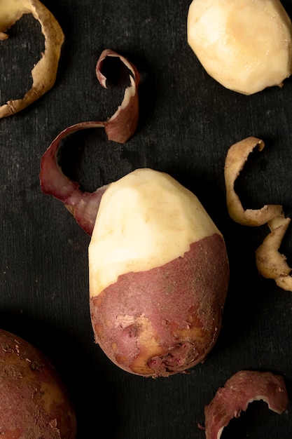 Vue de dessus de la pomme de terre à moitié pelée