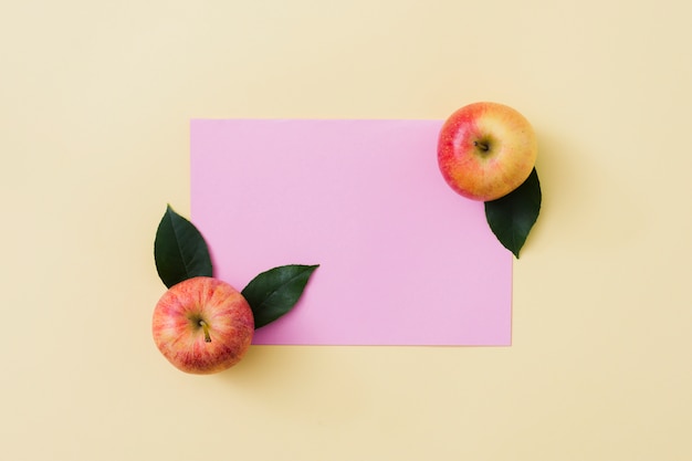 Vue de dessus des pommes avec du papier