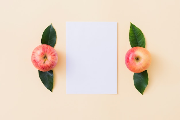 Photo gratuite vue de dessus des pommes avec du papier