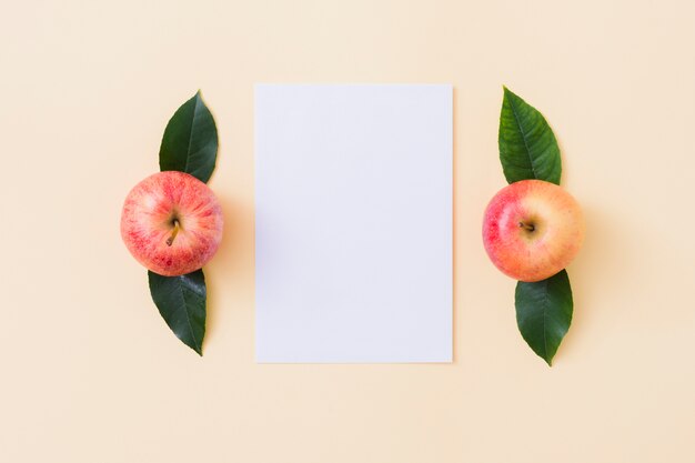 Vue de dessus des pommes avec du papier