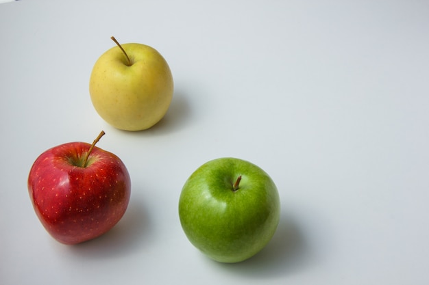 Vue de dessus des pommes sur un espace de fond blanc pour le texte