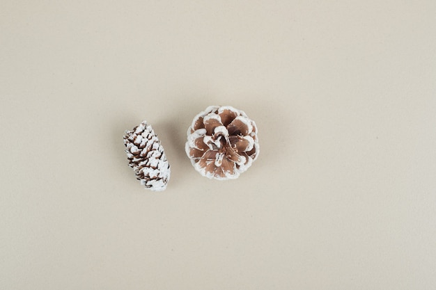 Vue de dessus des pommes de pin sur une surface beige